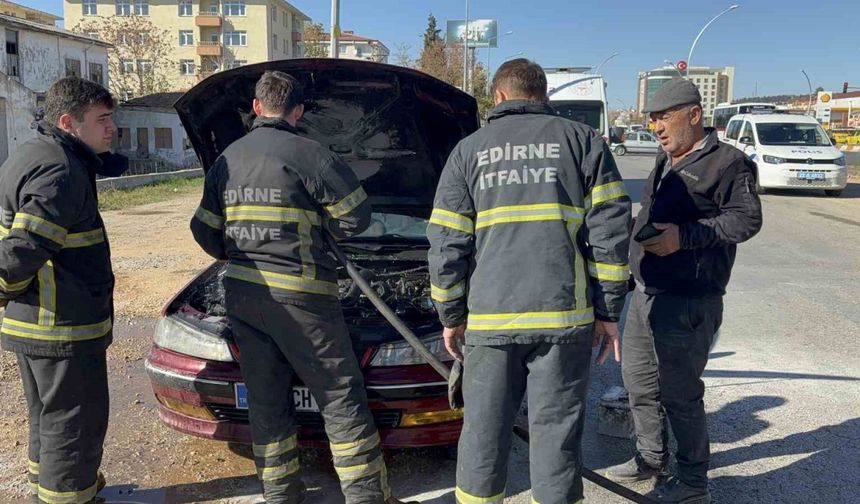 Edirne’de alev alan otomobilini gözyaşlarıyla izlediler