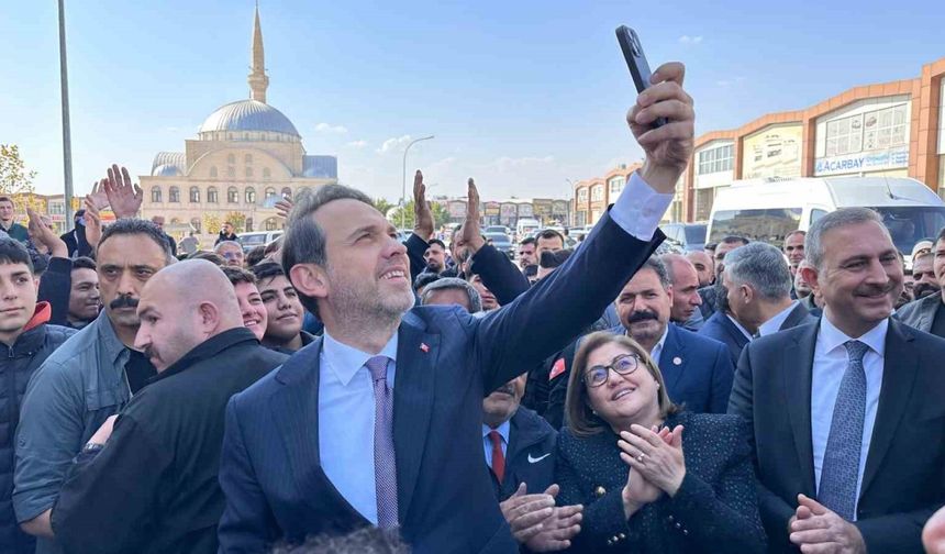 Enerji ve Tabii Kaynaklar Bakanı Bayraktar, Gaziantep’te esnafla bir araya geldi