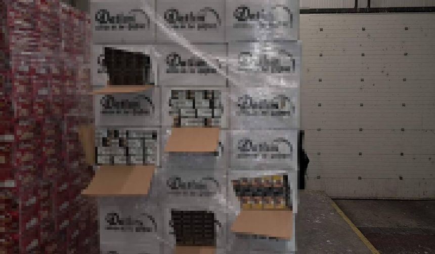 Gofret kutularından sigara çıktı: 26 bin 960 paket sigara yakalandı