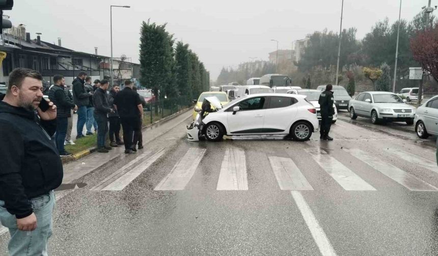 İki otomobilin çarpıştığı kazada 1 kişi yaralandı