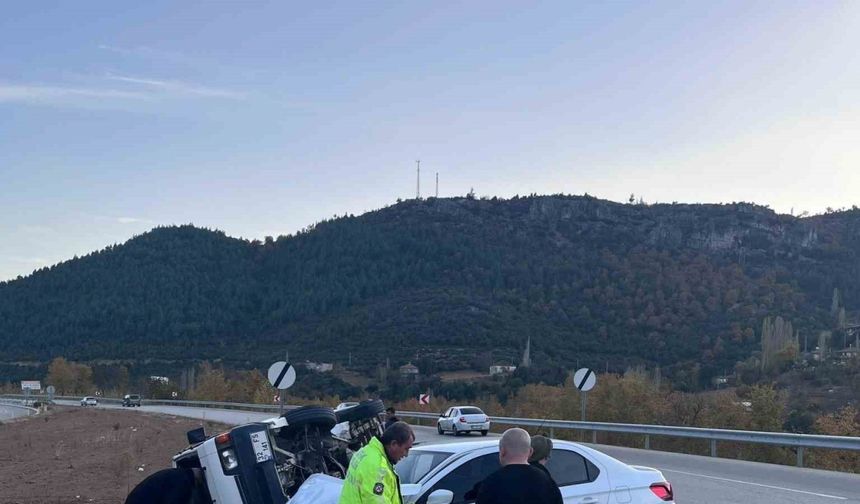 Isparta’da otomobil ile midibüs kavşakta çarpıştı: 5 yaralı