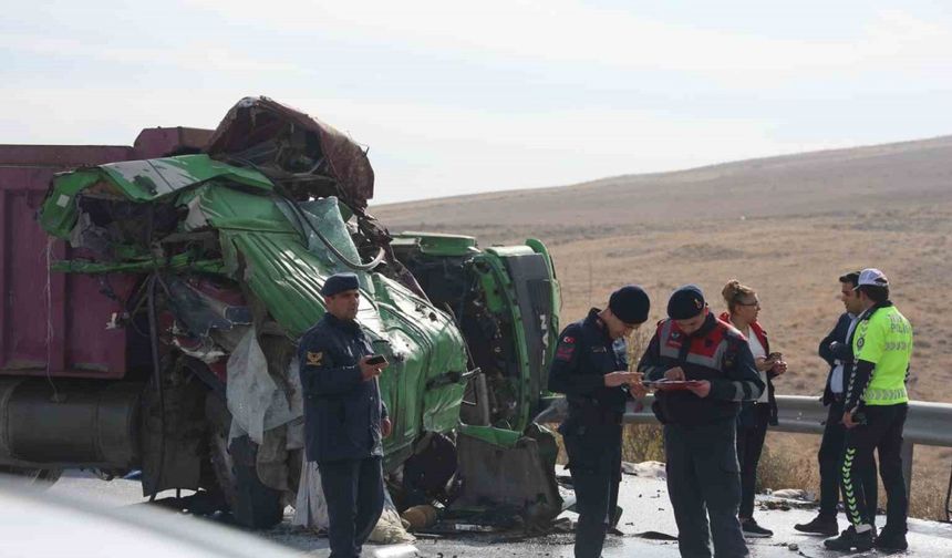 Kamyonların kafa kafaya çarpıştığı kazada hayatını kaybeden sürücülerin kimlikleri belli oldu