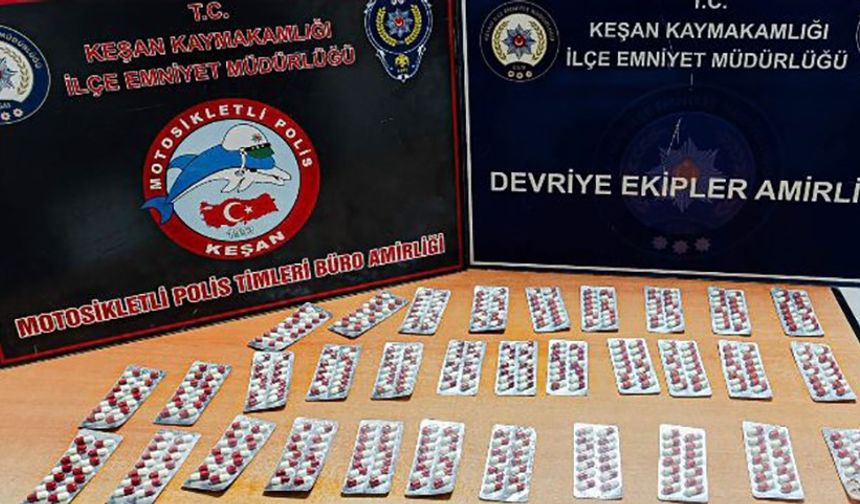 Keşan’da polisin durdurduğu şüphelinin üzerinden 443 sentetik ecza ele geçirildi