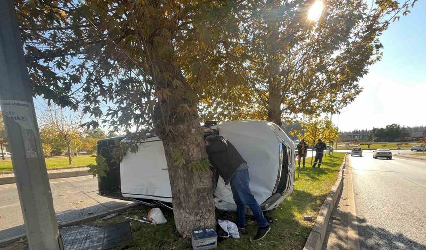 Kontrolden çıkan kamyonet refüje çıkıp devrildi: 2’si ağır 5 yaralı