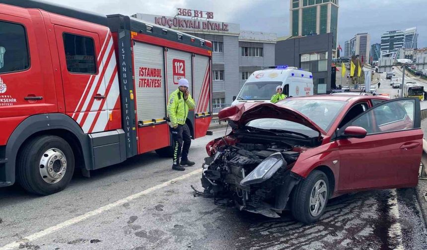 Maltepe’de iki araç kafa kafaya çarpıştı: 5 yaralı