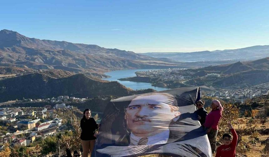 MHP Tunceli’de dev posterle Atatürk’ü andı