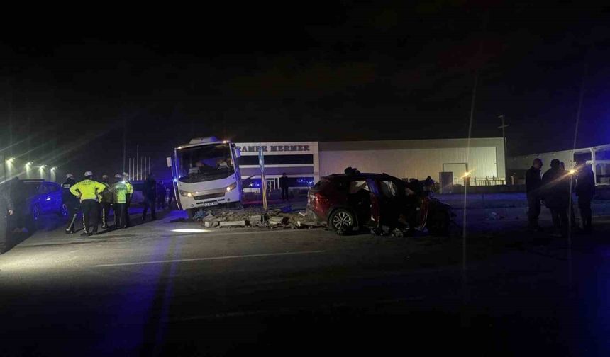 Polis minibüsü ile otomobil çarpıştı: 1 ölü, 11 yaralı