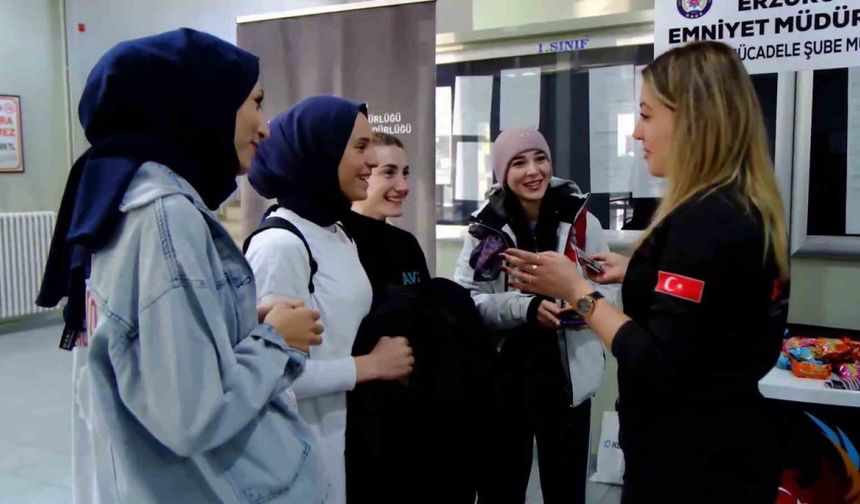 Polis üniversite öğrencilerine terör örgütleri konusunda bilgilendiriyor