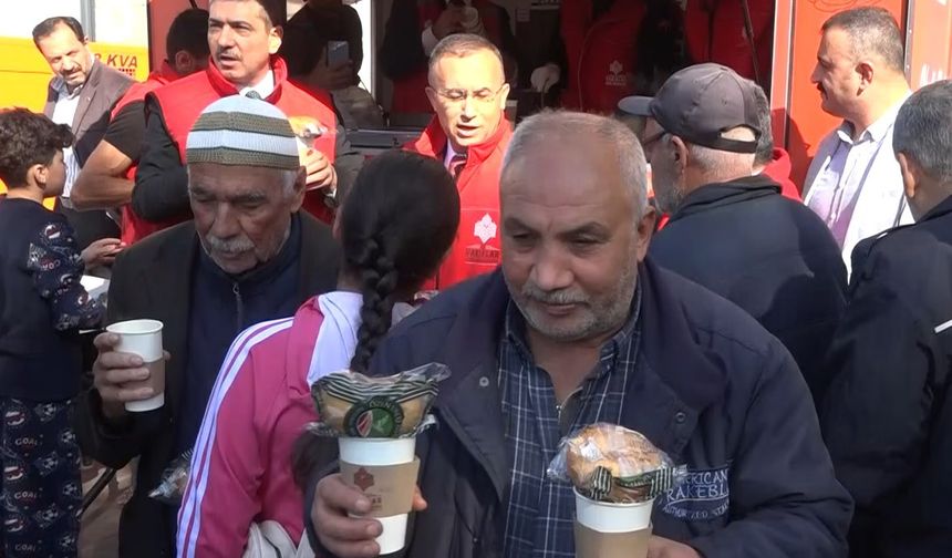 Vakıflardan tarihi Alaüddevle Cami cemaatine çorba ikramı