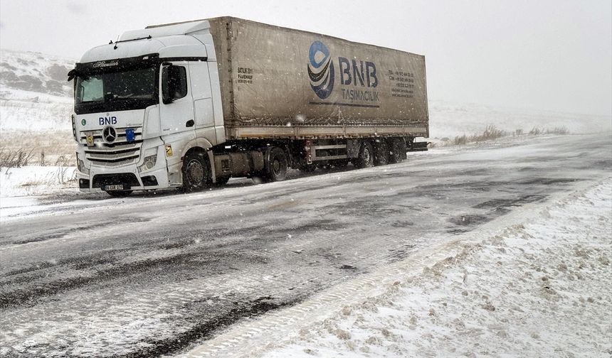 ARDAHAN - Ardahan-Şavşat kara yolu buzlanma nedeniyle ağır tonajlı araçlara kapatıldı