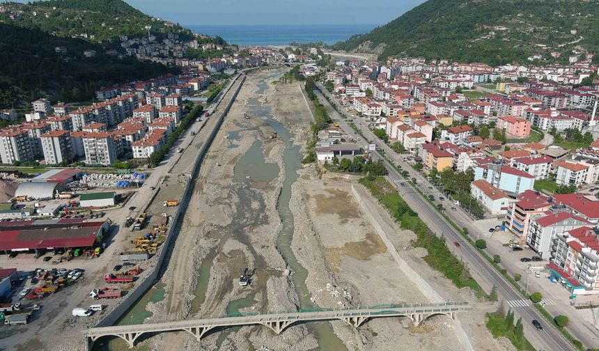 Ayancık’ta dere ıslah çalışmaları devam ediyor