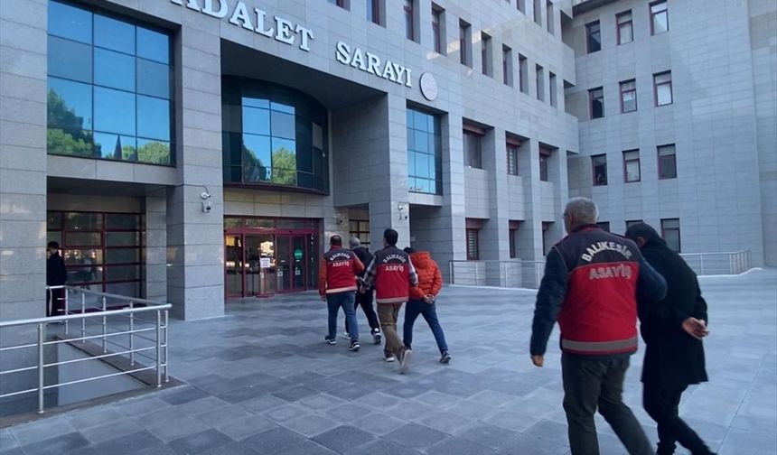 BALIKESİR - Silahlı saldırının zanlısı ve kaçmasına yardım eden iki şüpheli tutuklandı