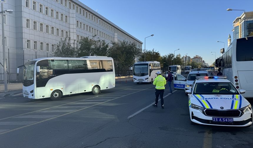 DİYARBAKIR - Arif Güran, tedavisin ardından duruşmaya katılmak üzere geldiği adliyeye giriş yaptı