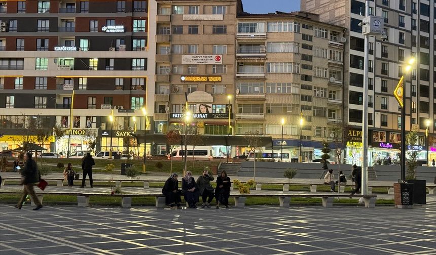 Elazığ'da 5 büyüklüğündeki deprem anı güvenlik kamerasında