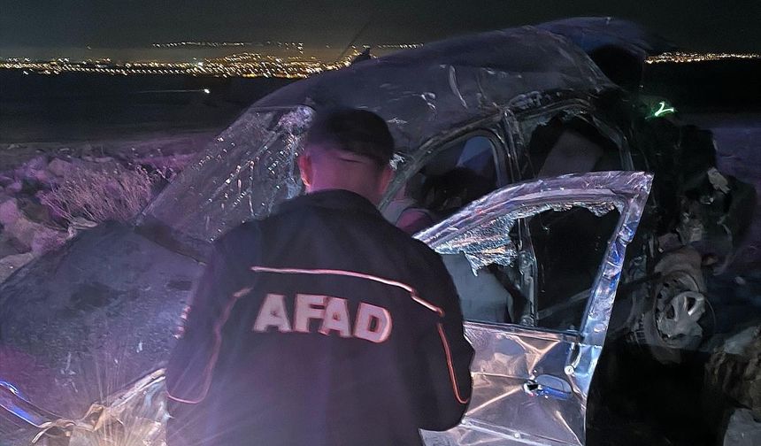 KARS - Şarampole devrilen otomobildeki 1 kişi öldü, 2 kişi yaralandı