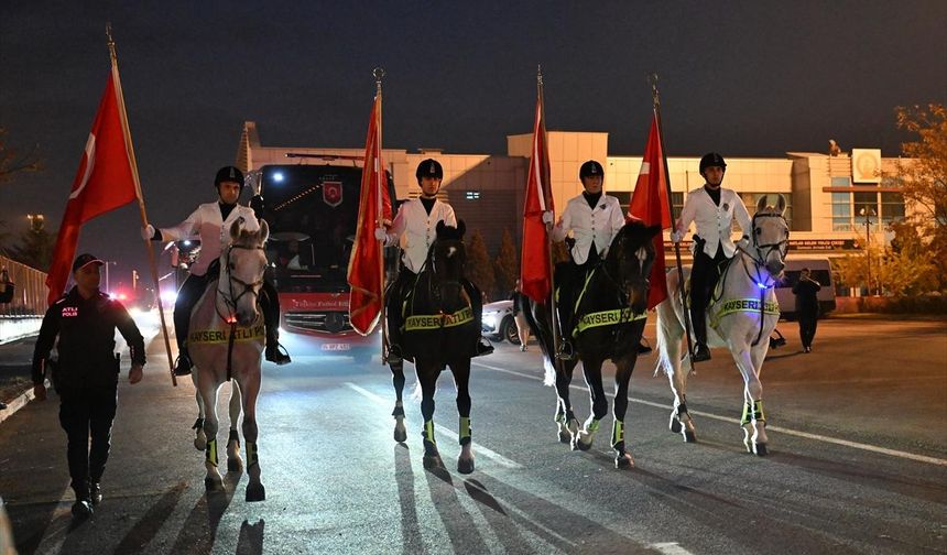 KAYSERİ - A Milli Futbol Takımı, Kayseri'ye geldi (2)