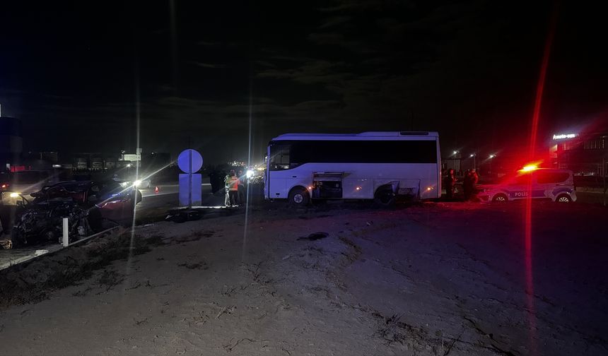 KONYA - Polis minibüsü ile otomobil çarpıştı 1 kişi öldü, 11 kişi yaralandı