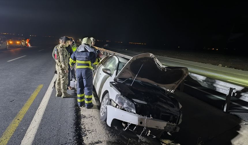 MARDİN - Yoldaki lastiği kaldırmak isteyen sürücü otomobilin çarpması sonucu ağır yaralandı