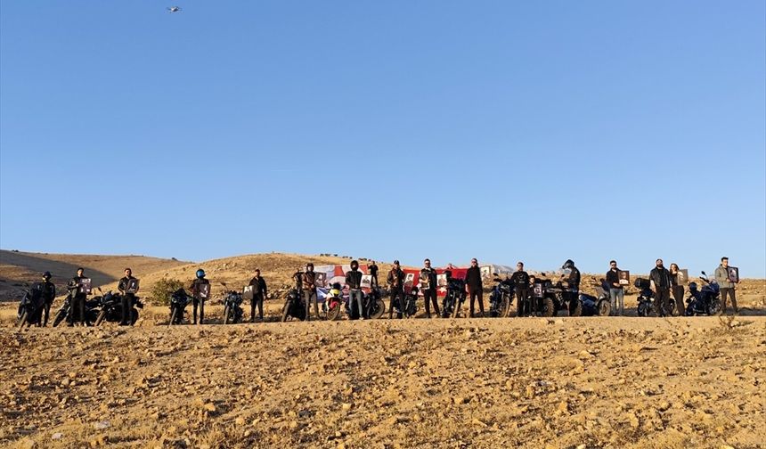 ŞIRNAK - Motosiklet tutkunları Büyük Önder'i Cudi Dağı'nda eteklerinde Türk bayrağı ve poster açarak andı