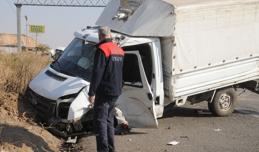 ŞIRNAK - Tır ile kamyonetin çarpışması sonucu 4 kişi yaralandı