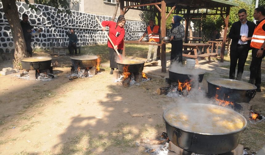 Şırnak'taki etkinlikte kazanlarda buğdayla hazırlanan yemek vatandaşlara ikram edildi