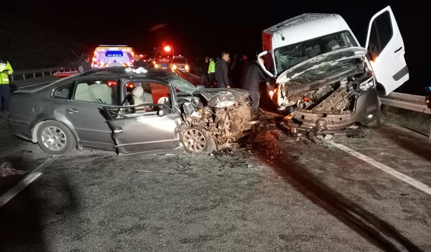 YOZGAT - Minibüsle otomobilin çarpıştığı kazada 3 kişi öldü, 5 kişi yaralandı