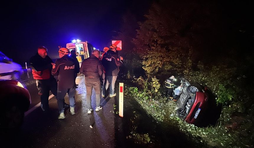 ZONGULDAK - Su kanalına devrilen otomobildeki 4 kişi yaralandı