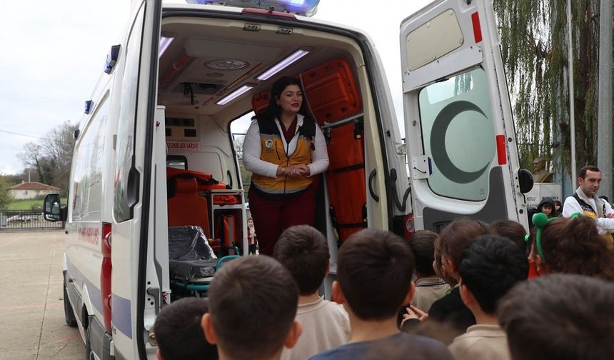 Miniklere sağlıkta ilk müdahale eğitimi ambulansta verildi