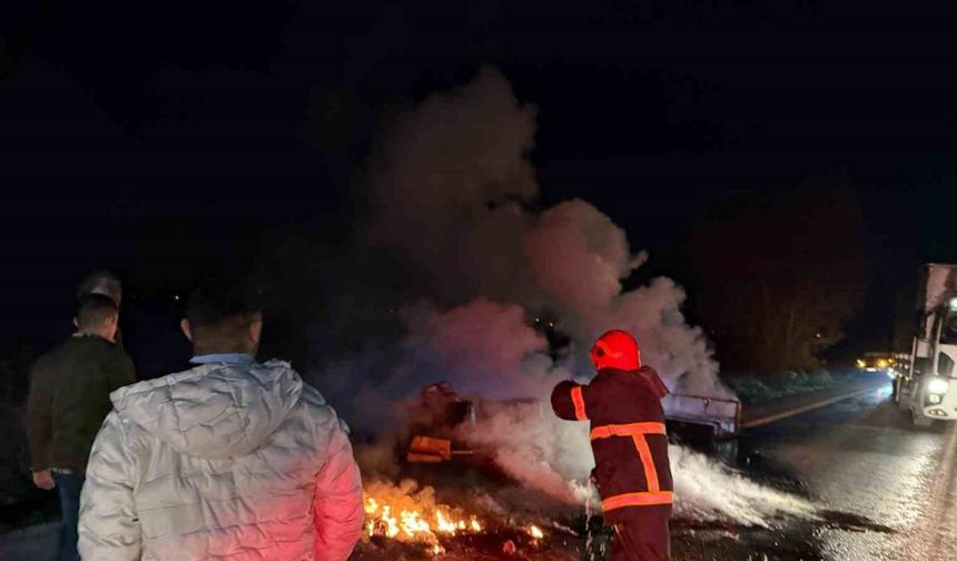 Mobilya yüklü kamyonet alev aldı