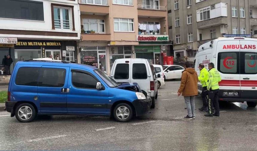 Samsun’da iki ticari araç çarpıştı