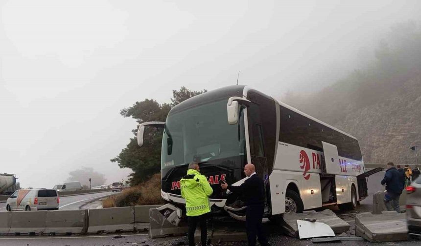 Yolcu otobüsü bariyerlere çarptı: 5 yaralı