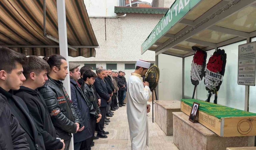 Yolun karşısına geçmek isteyen genç hayatını kaybetti