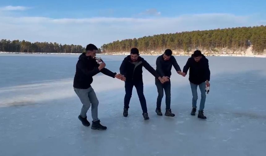 Yüzeyi buz tutan gölün üstünde horon teptiler