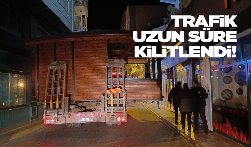 Caddede sıkışan tır trafiği kilitledi