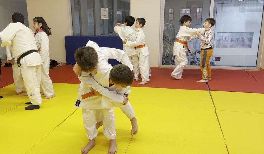 Emniyet Müdürlüğü gençleri spor ile tanıştırdı