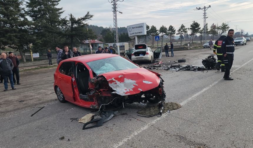 İki otomobil çarpıştı:  1'i ağır 6 kişi yaralandı