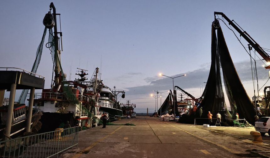 Balıkçı tekneleri Sinop Limanı'na sığındı