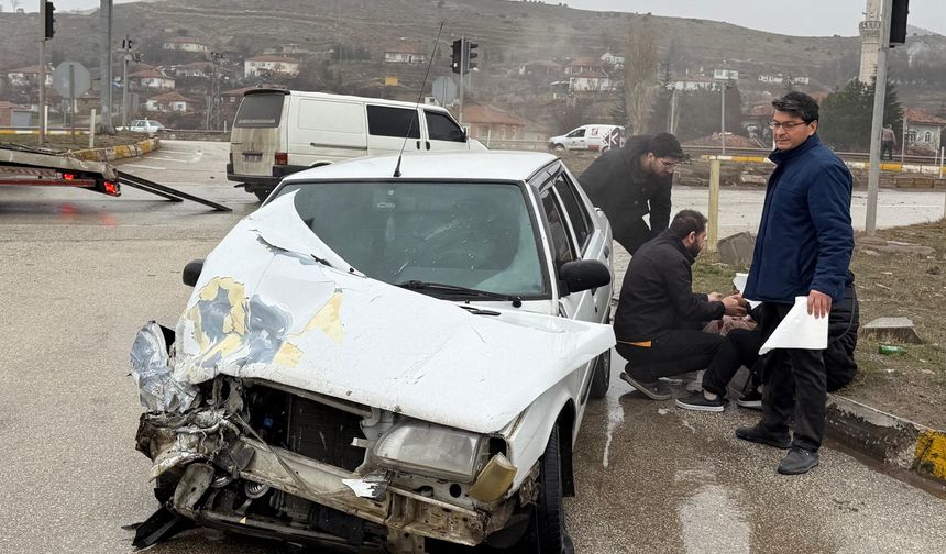 Minibüs ile otomobil çarpıştı, 3 kişi yaralandı