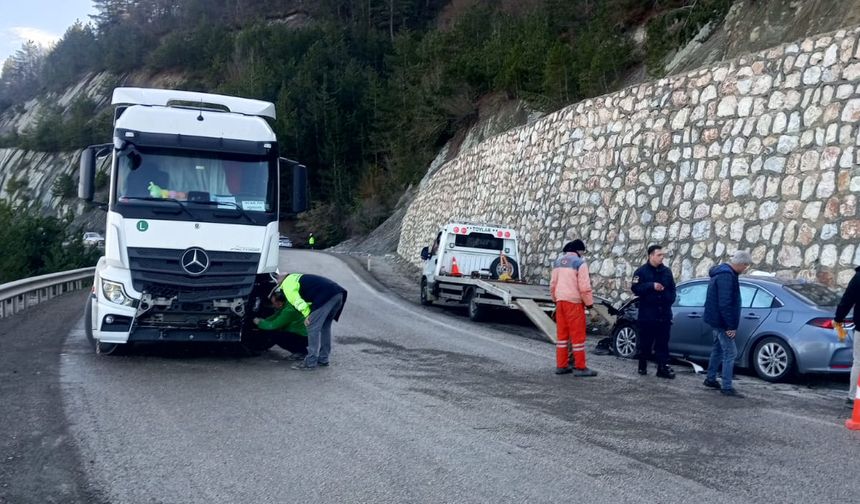 Bolu'da otomobil tırla çarpıştı: 4 yaralı