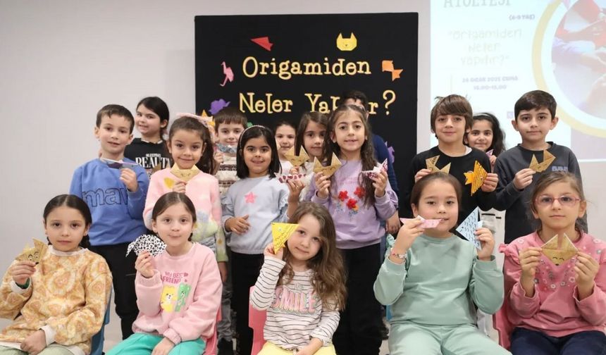 Anne ve çocuklar origami atölyesine katıldı