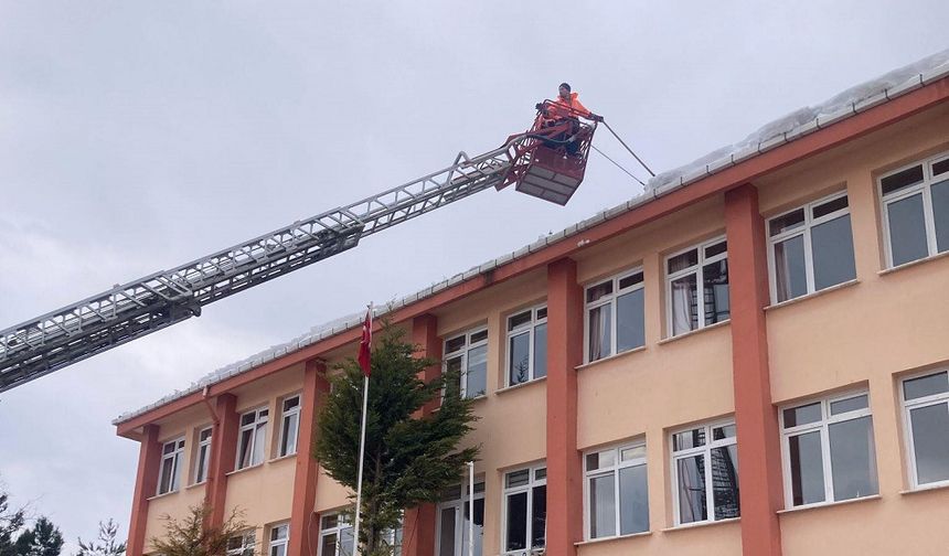 Okulların çatısındaki kar ve buzlar temizlendi