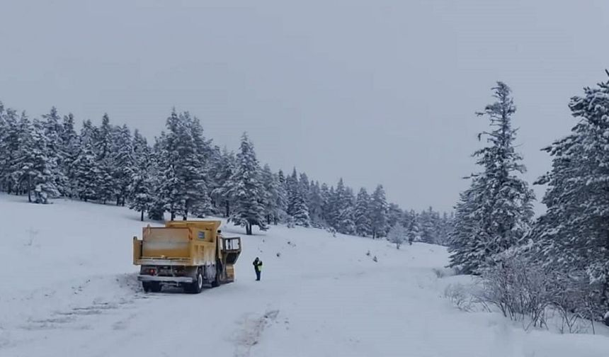 Sinop’ta kar köy yollarını kapattı