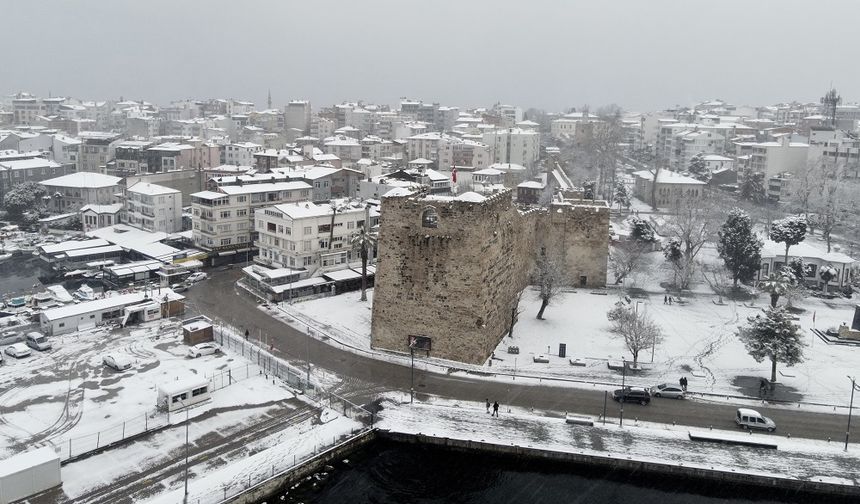 Sinop'ta tarihi yapılar beyaza büründü