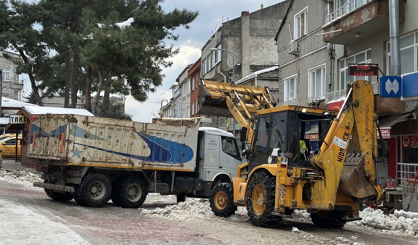 İl Özel İdaresi ekipleri kapalı yolların açılması için çalışmalarına devam ediyor