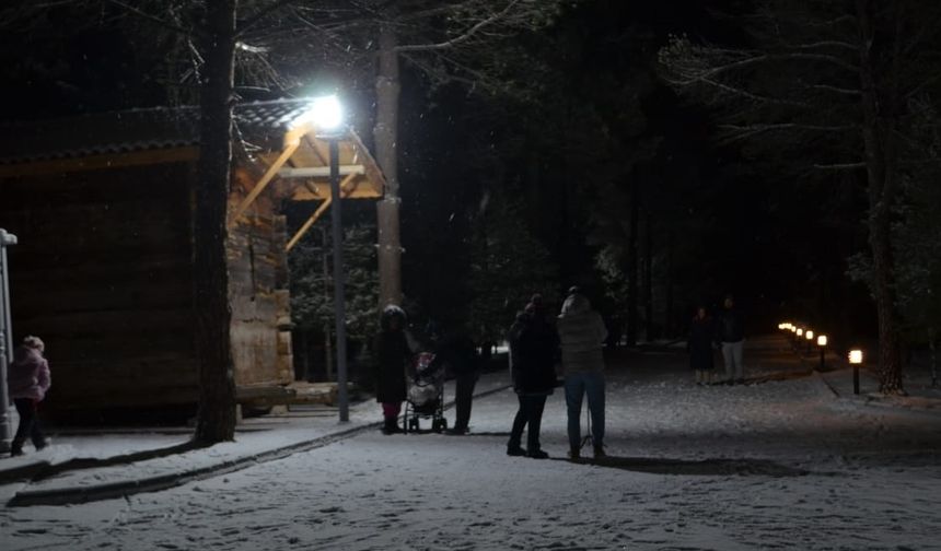 Çorum'da çocuklar kar sevinci