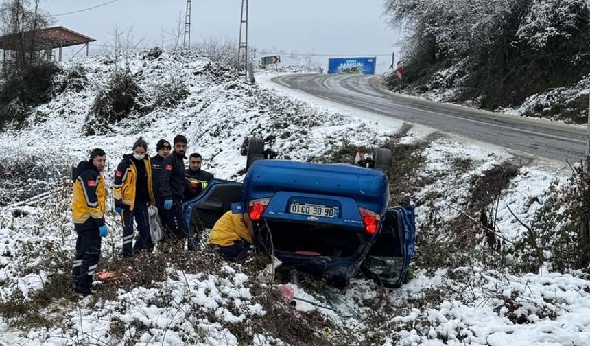 Devrilen otomobildeki 3 kişi yaralandı