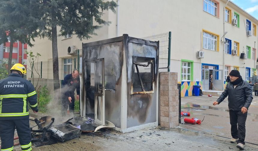 Sinop’ta okulun güvenlik kulübesinde çıkan yangın söndürüldü