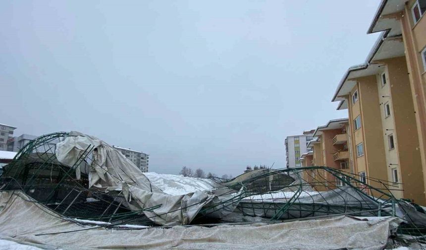 Kara dayanamayan halı sahanın çatısı çöktü