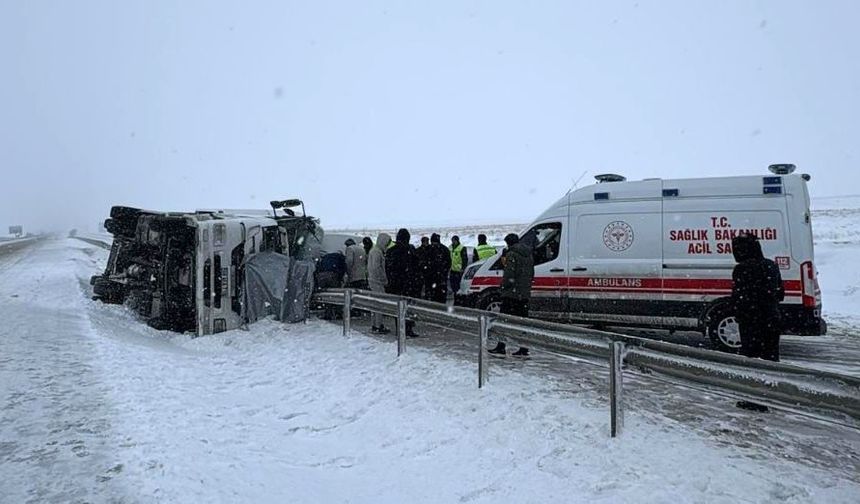 Konya’da kontrolden çıkan tır devrildi: 1 yaralı