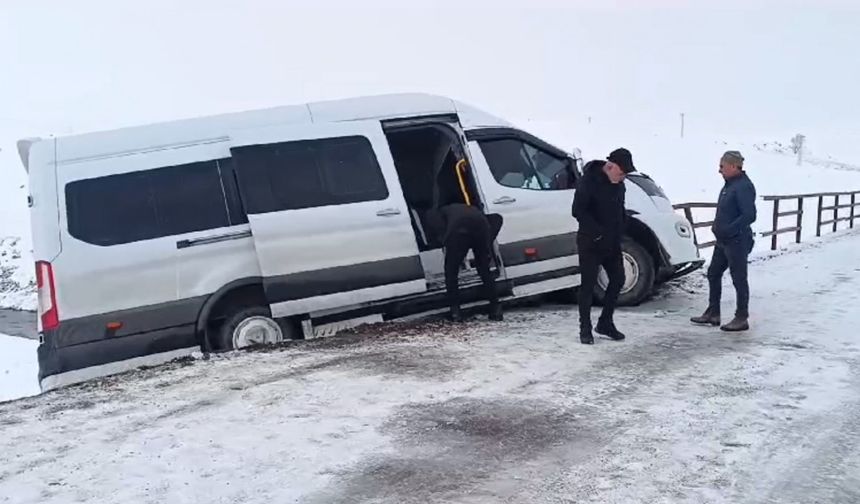 Öğretmen servisi yoldan çıktı